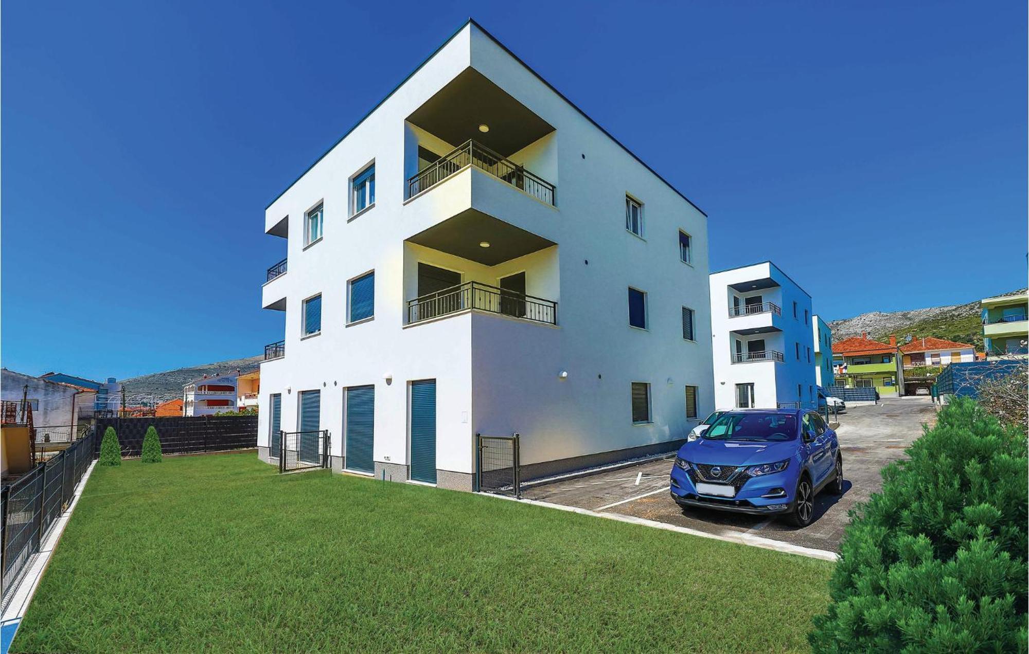 2 Bedroom Amazing Apartment In Trogir Exterior foto